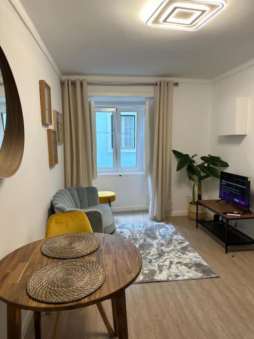 Stylish Renovated Apartment In Chiado Lissabon Buitenkant foto