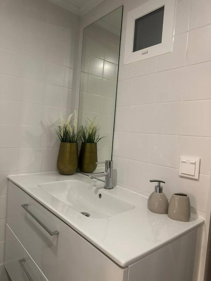 Stylish Renovated Apartment In Chiado Lissabon Buitenkant foto