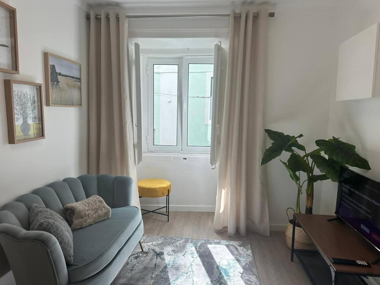 Stylish Renovated Apartment In Chiado Lissabon Buitenkant foto